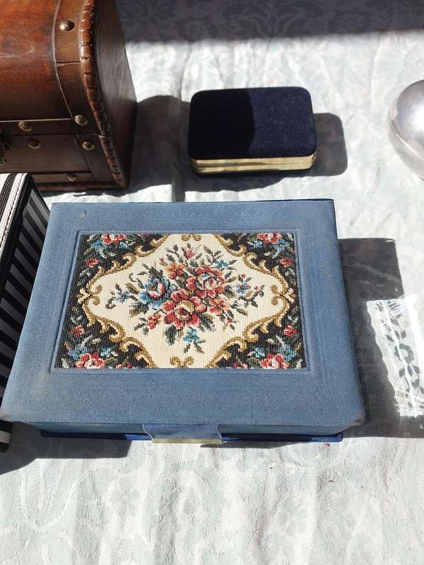 A COLLECTION OF VINTAGE JEWELRY BOXES SOLD AS IS