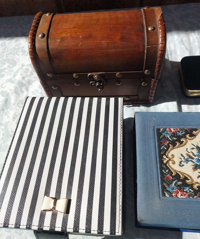 A COLLECTION OF VINTAGE JEWELRY BOXES SOLD AS IS