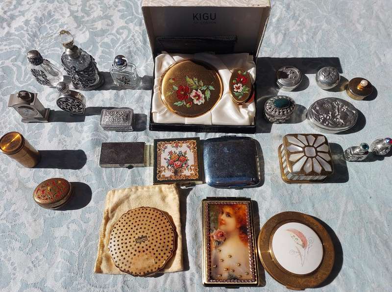 A RARE COLLECTION OF COMPACTS , PILL BOXES AND MIRRORS FR THE DISCERNING LADIES SOLD AS IS