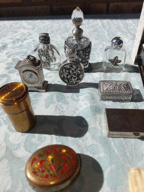A RARE COLLECTION OF COMPACTS , PILL BOXES AND MIRRORS FR THE DISCERNING LADIES SOLD AS IS
