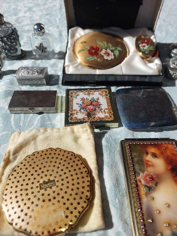 A RARE COLLECTION OF COMPACTS , PILL BOXES AND MIRRORS FR THE DISCERNING LADIES SOLD AS IS
