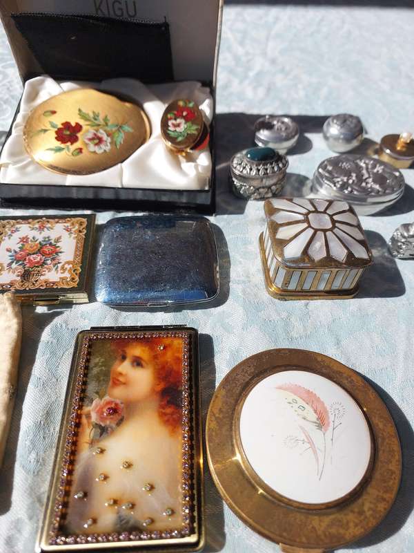 A RARE COLLECTION OF COMPACTS , PILL BOXES AND MIRRORS FR THE DISCERNING LADIES SOLD AS IS