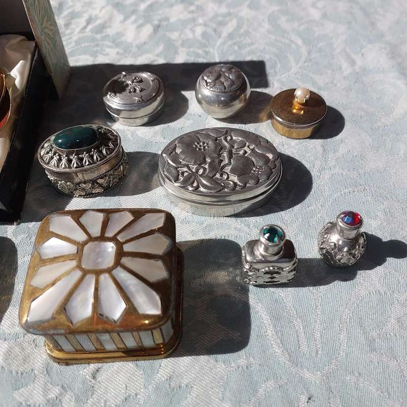 A RARE COLLECTION OF COMPACTS , PILL BOXES AND MIRRORS FR THE DISCERNING LADIES SOLD AS IS