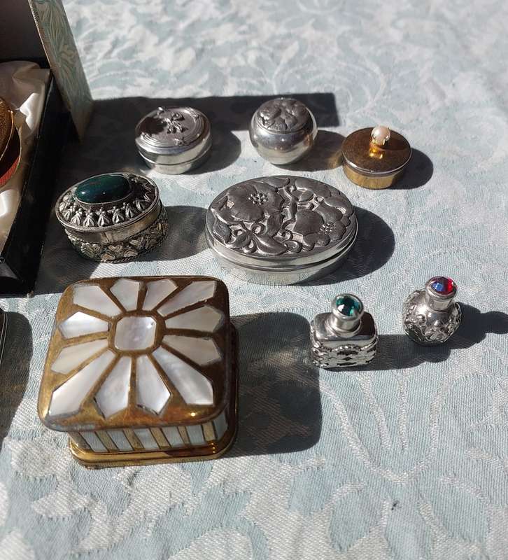 A RARE COLLECTION OF COMPACTS , PILL BOXES AND MIRRORS FR THE DISCERNING LADIES SOLD AS IS