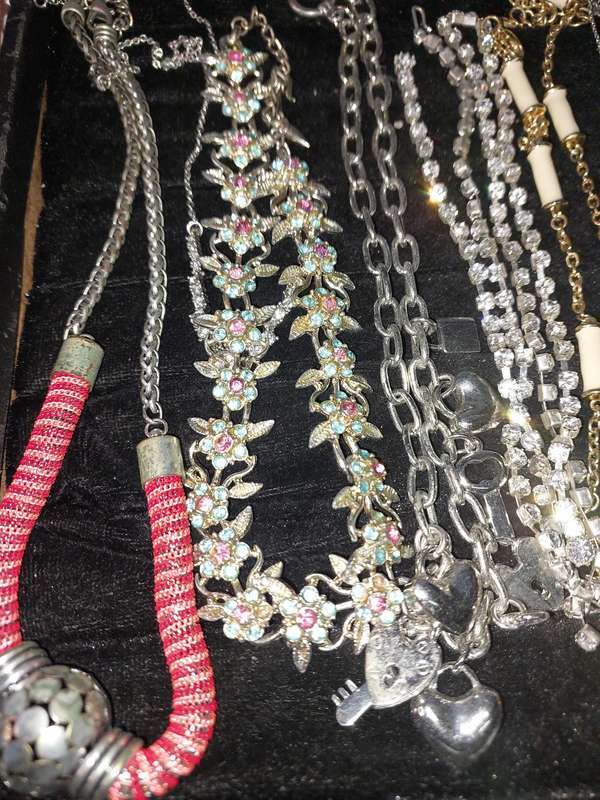 A COLLECTION OF QUALITY COSTUME NECKLACES SOLD AS IS