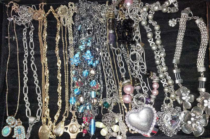 A COLLECTION OF VINTAGE STAINLESS STEEL AND SILVER PLATED COSTUME NECKLACES