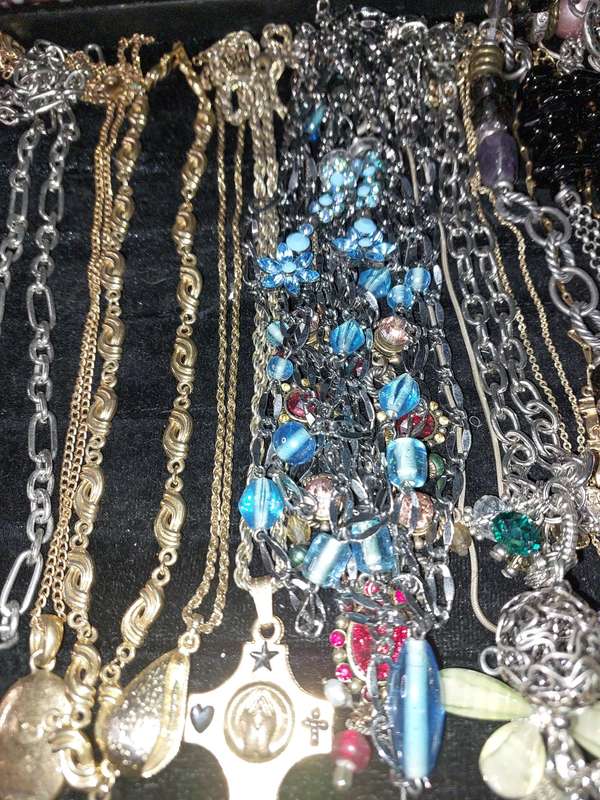 A COLLECTION OF VINTAGE STAINLESS STEEL AND SILVER PLATED COSTUME NECKLACES