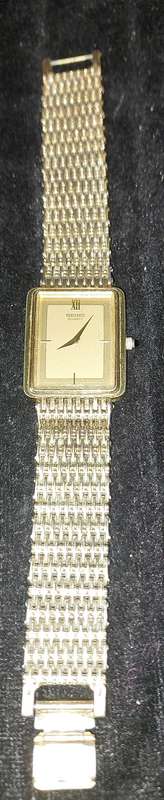 A VINTAGE GOLD PLATED SEIKO JAPAN RECTANGULAR 4X2.5 CENTIMETTERS BAZEL WORKING MODEL NUMBER 9020-511