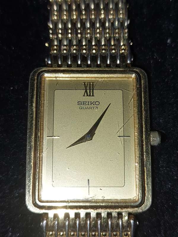 A VINTAGE GOLD PLATED SEIKO JAPAN RECTANGULAR 4X2.5 CENTIMETTERS BAZEL WORKING MODEL NUMBER 9020-511