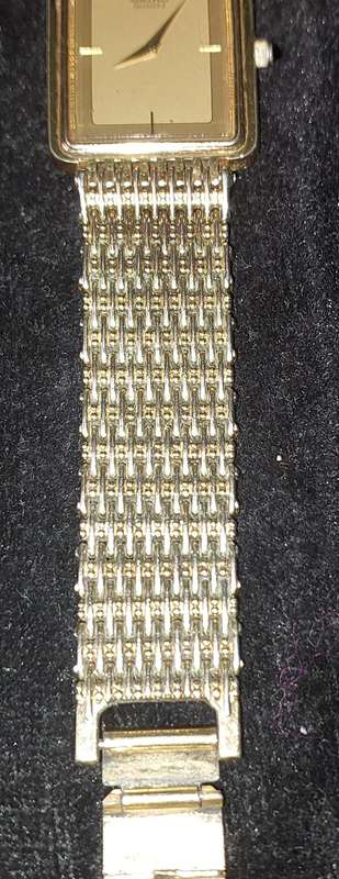 A VINTAGE GOLD PLATED SEIKO JAPAN RECTANGULAR 4X2.5 CENTIMETTERS BAZEL WORKING MODEL NUMBER 9020-511
