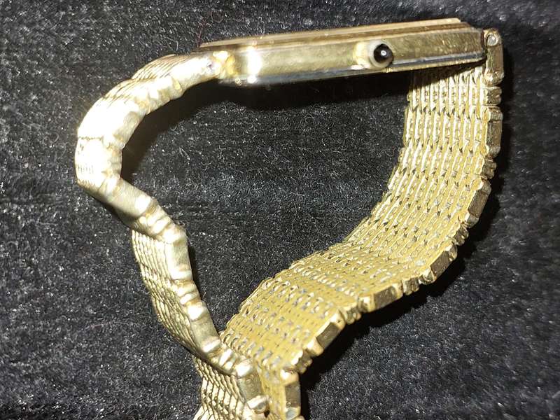 A VINTAGE GOLD PLATED SEIKO JAPAN RECTANGULAR 4X2.5 CENTIMETTERS BAZEL WORKING MODEL NUMBER 9020-511