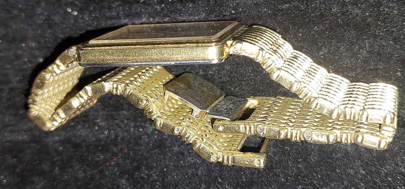 A VINTAGE GOLD PLATED SEIKO JAPAN RECTANGULAR 4X2.5 CENTIMETTERS BAZEL WORKING MODEL NUMBER 9020-511