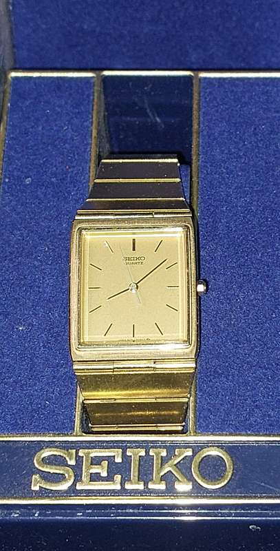 A SEIKO SQUARE FACE  UNISEX GOLDPLATED QUARTZ WATCH MODEL 9021-5110[RO]JAPAN WORKING CONDITION 3,5