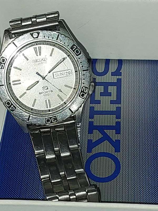 A RARE VINTAGE SEIKO STAINLESS STEEL MENS QUARTZ SPORTS SQ WATCH WORKING  MODEL NUMBER A7123-8380 [