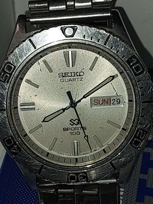 A RARE VINTAGE SEIKO STAINLESS STEEL MENS QUARTZ SPORTS SQ WATCH WORKING  MODEL NUMBER A7123-8380 [