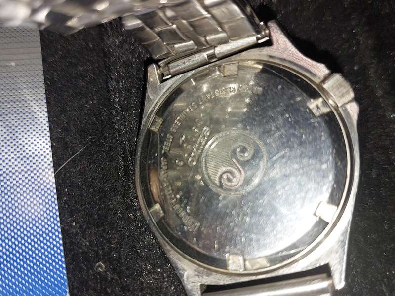 A RARE VINTAGE SEIKO STAINLESS STEEL MENS QUARTZ SPORTS SQ WATCH WORKING  MODEL NUMBER A7123-8380 [