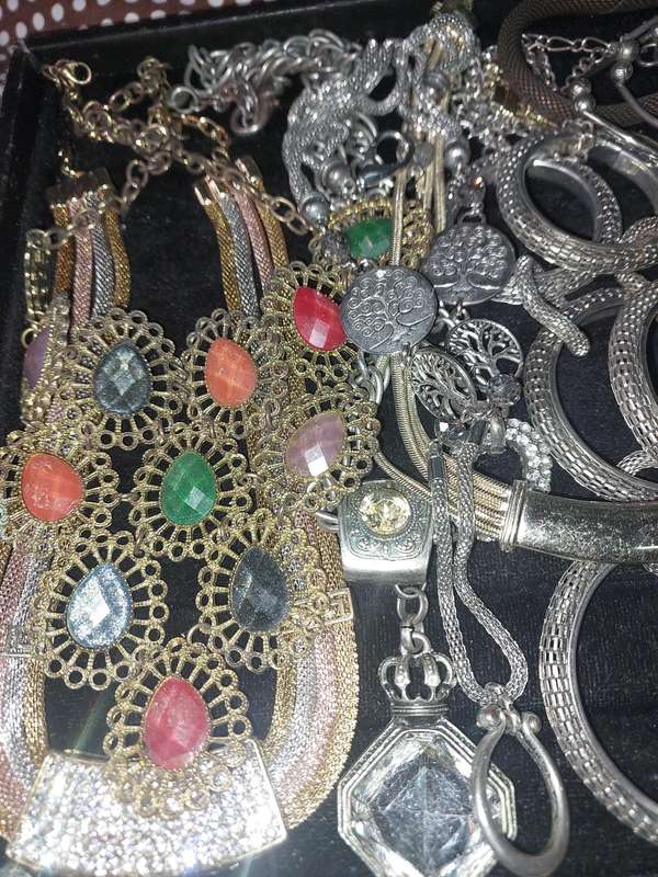 A VINTAGE JOBLOT OF SILVER PLATED AND STAINLESS STEEL COSTUME NECKLACES