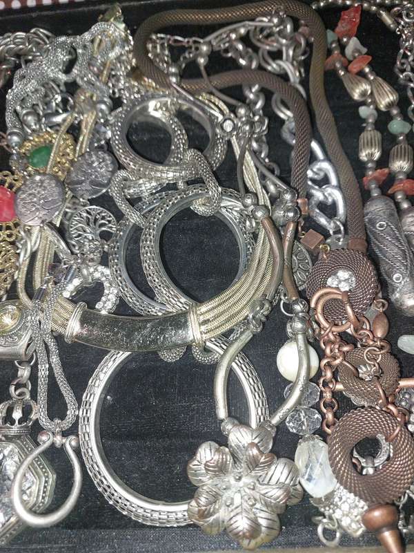 A VINTAGE JOBLOT OF SILVER PLATED AND STAINLESS STEEL COSTUME NECKLACES