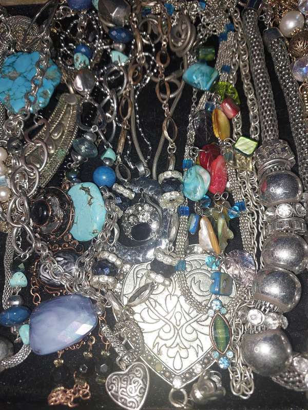 A VINTAGE JOBLOT COSTUME NECKLACES SOLD AS IS