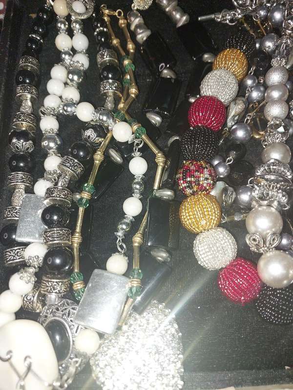 A JOBLOT COSTUME DESIGNER NECKLACES SOLD AS IS