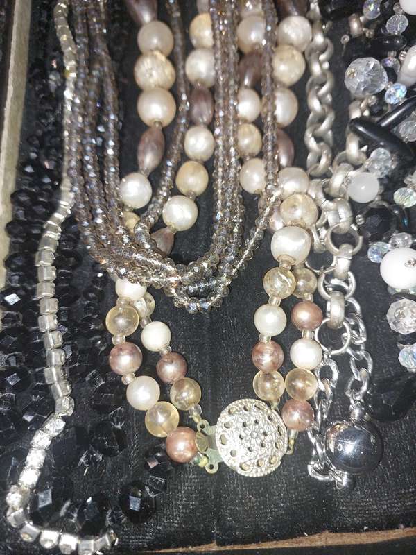 A COLLECTION OF QUALITY COSTUME NECKLACES SOLD AS IS