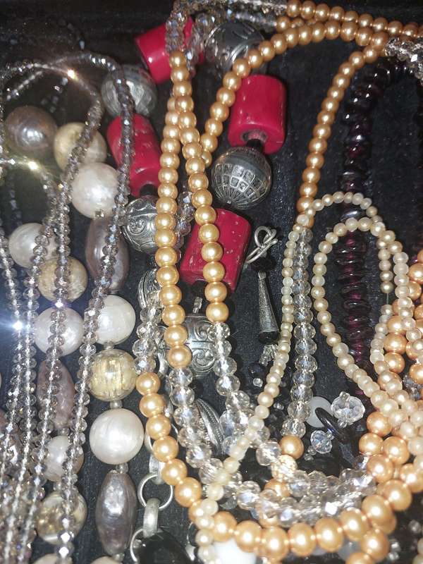 A COLLECTION OF QUALITY COSTUME NECKLACES SOLD AS IS
