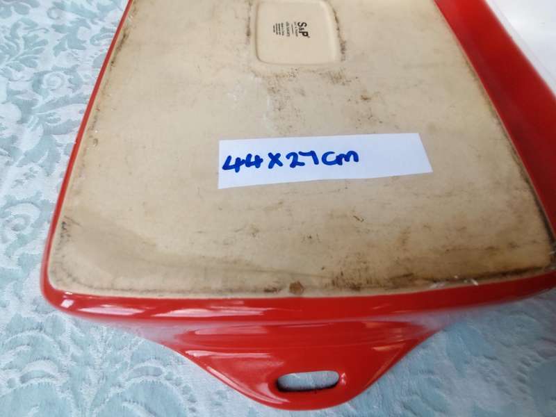 A PAIR OF RED AND WHITE CASSEROLE DISHES IN GOOD CONDITION SOLD AS IS