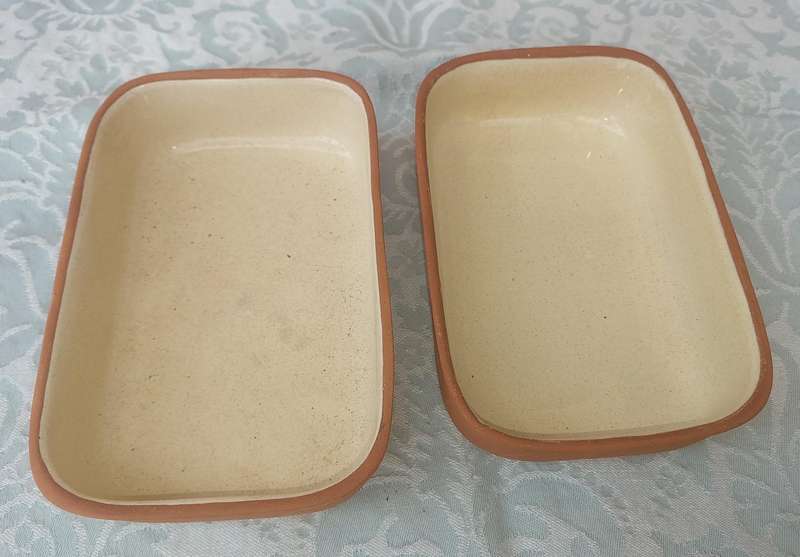 A SET OF 3 LAZANIA DISHES CERAMIC SOLD AS IS