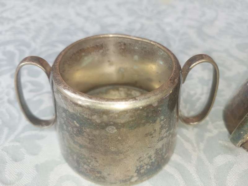 A VINTAGE SET OF SILVER PLATED MILK JUG AND SUGAR BOWL SOLD AS IS