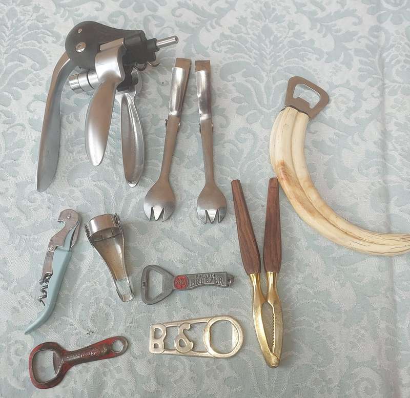 A VINTAGE COLLECTION BAR ACCESSORIES SOLD AS IS