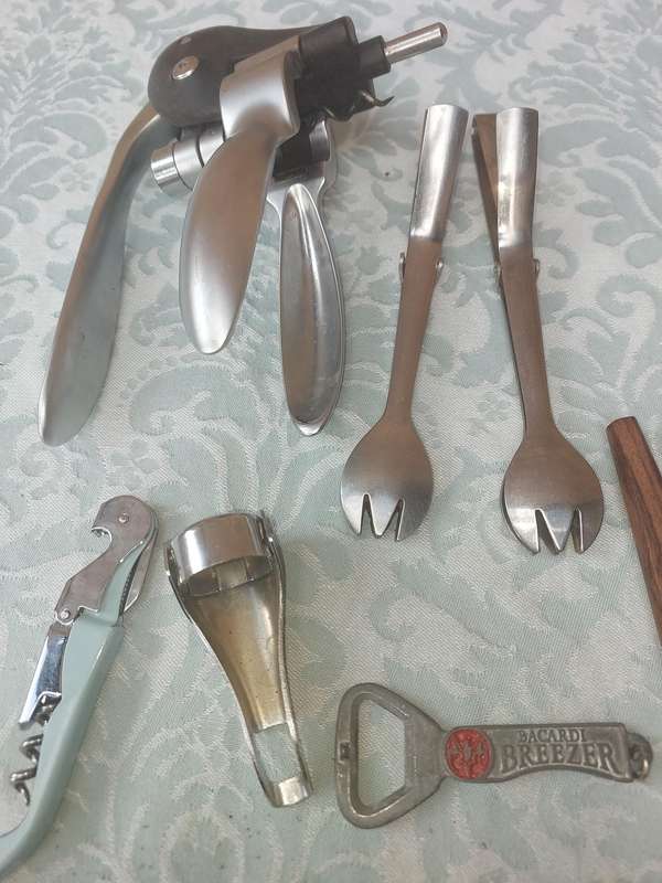 A VINTAGE COLLECTION BAR ACCESSORIES SOLD AS IS