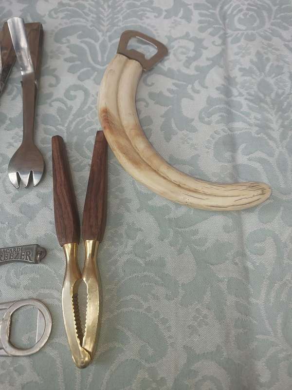 A VINTAGE COLLECTION BAR ACCESSORIES SOLD AS IS