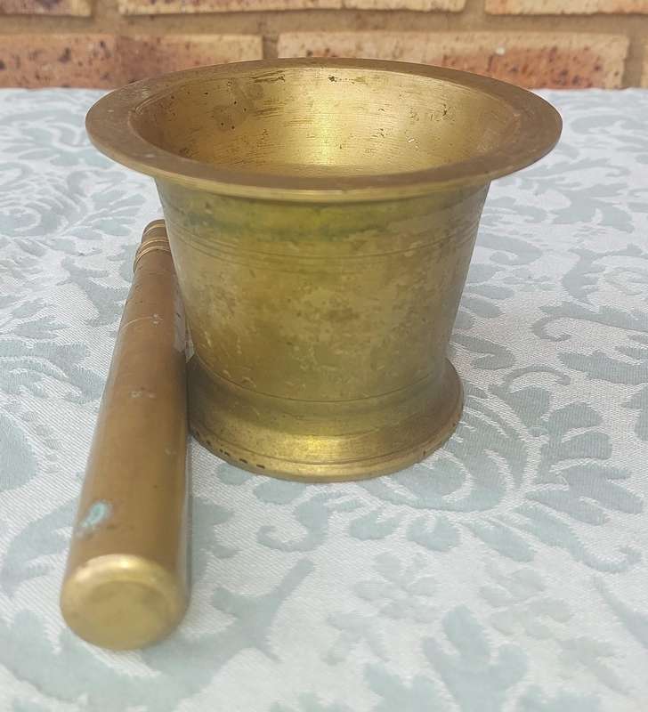 A VINTAGE BRASS PASTEL AND MORTOR SOLD AS IS