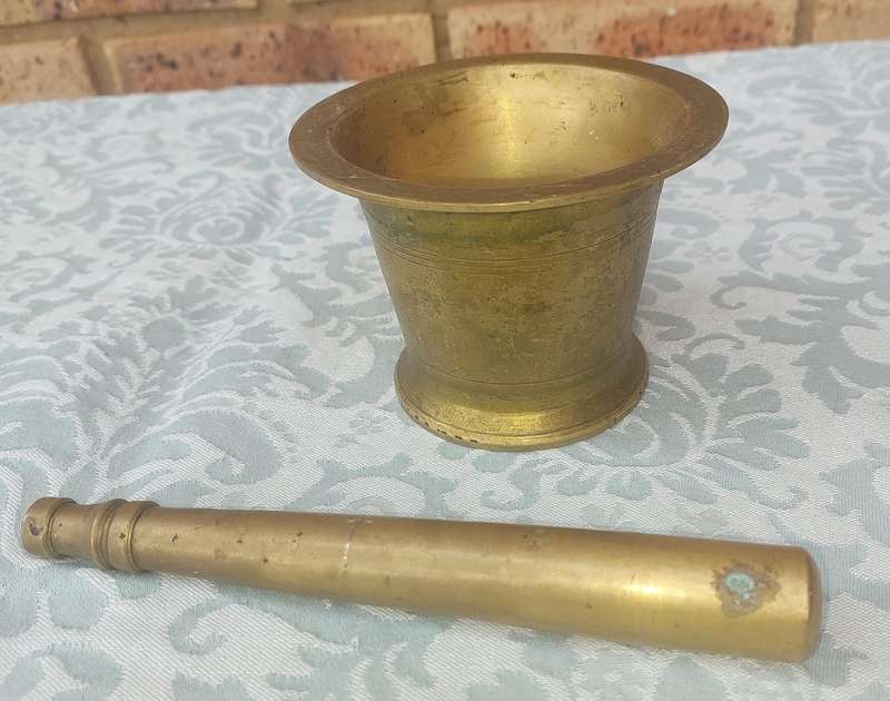 A VINTAGE BRASS PASTEL AND MORTOR SOLD AS IS