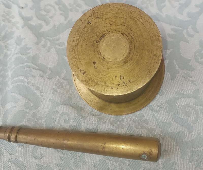 A VINTAGE BRASS PASTEL AND MORTOR SOLD AS IS