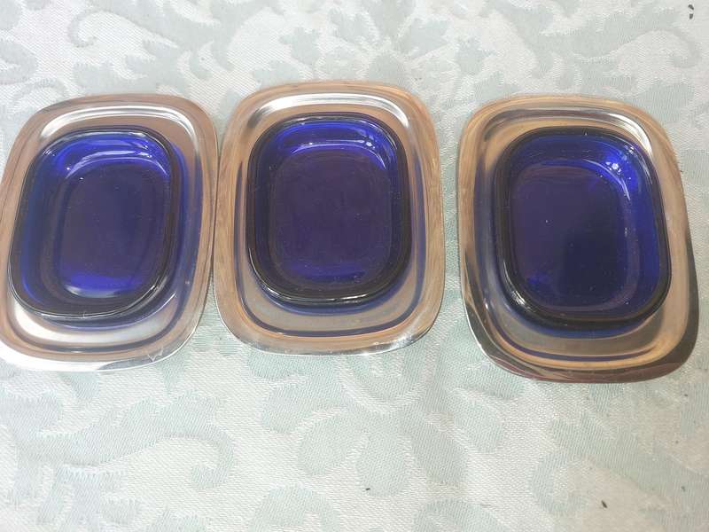 A SET OF FINGER FOOD SERVING DISHES SOLD AS IS