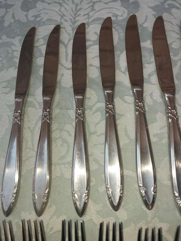 A SET OF 22 EETRITE ELITE CUTLERY SOLD AS IS