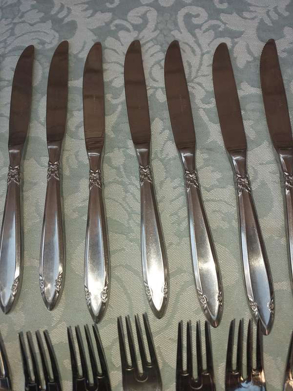 A SET OF 22 EETRITE ELITE CUTLERY SOLD AS IS