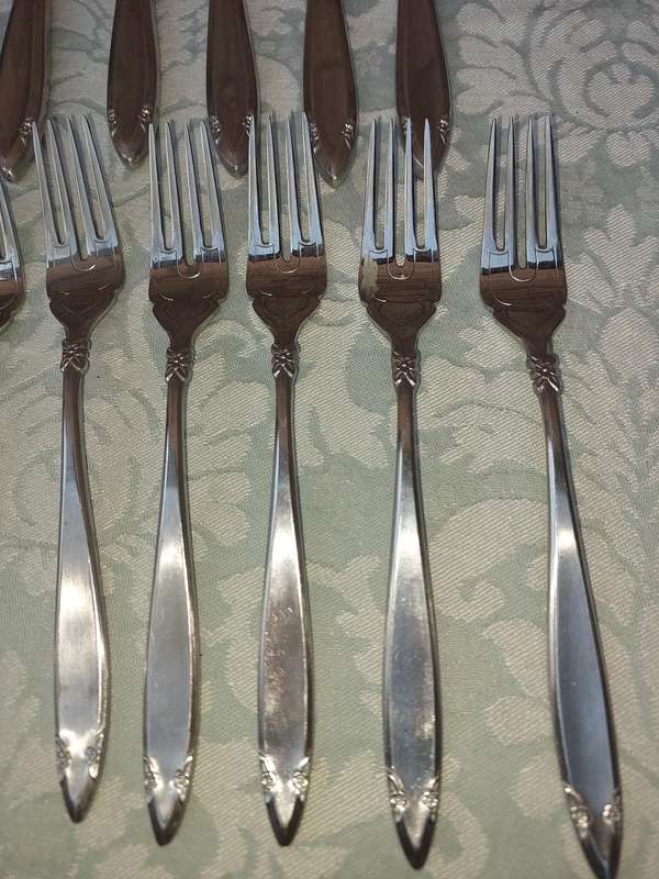 A SET OF 22 EETRITE ELITE CUTLERY SOLD AS IS