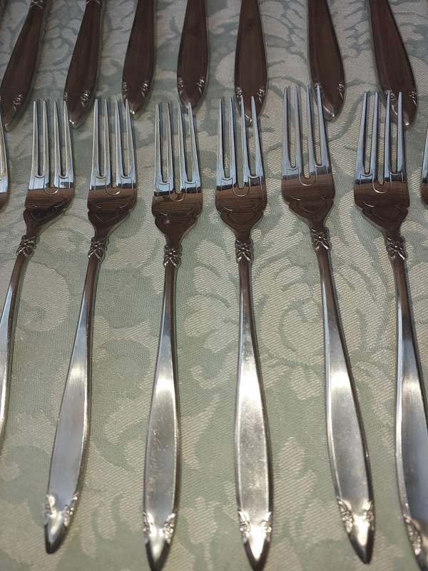 A SET OF 22 EETRITE ELITE CUTLERY SOLD AS IS