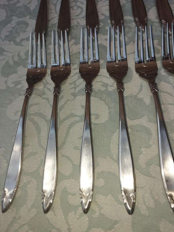 A SET OF 22 EETRITE ELITE CUTLERY SOLD AS IS