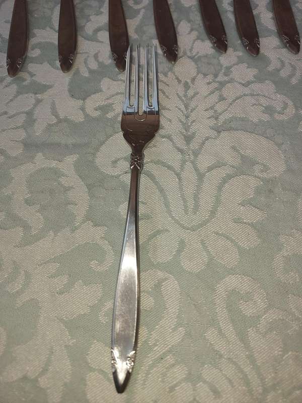 A SET OF 22 EETRITE ELITE CUTLERY SOLD AS IS