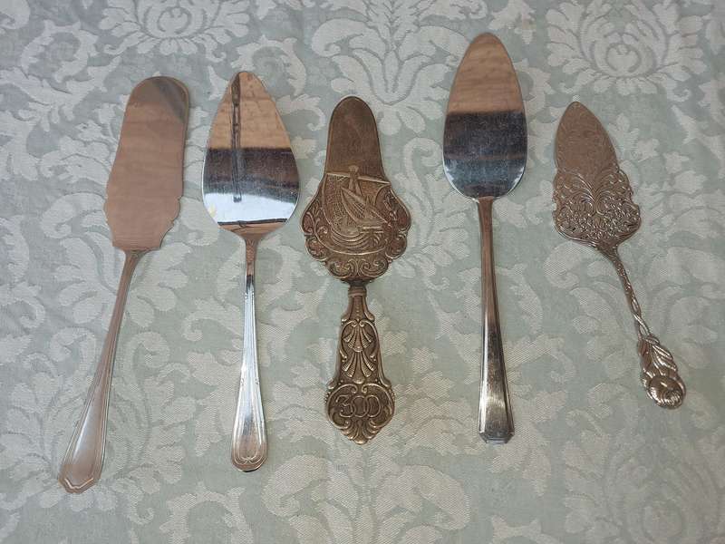 A COLLECTION OF VINTAGE CAKE CUTTERS SOLD AS IS