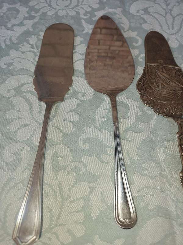 A COLLECTION OF VINTAGE CAKE CUTTERS SOLD AS IS