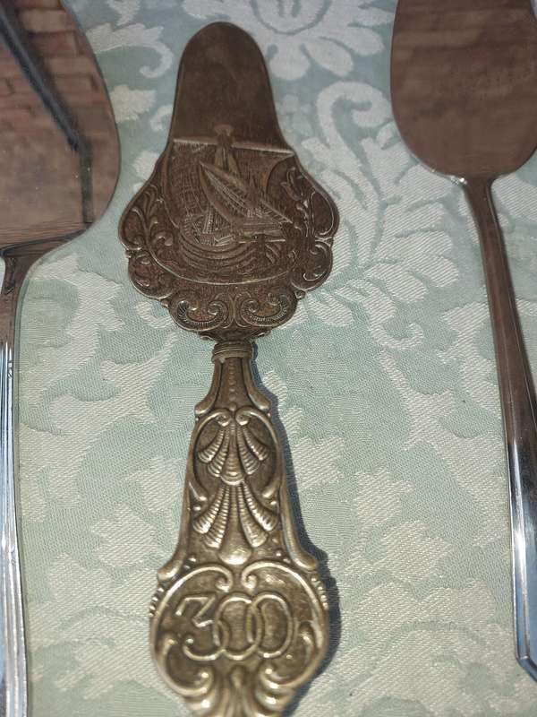 A COLLECTION OF VINTAGE CAKE CUTTERS SOLD AS IS