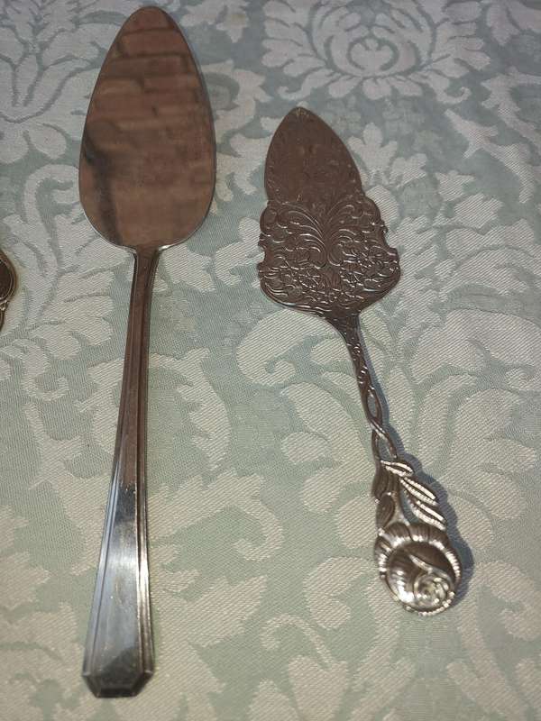 A COLLECTION OF VINTAGE CAKE CUTTERS SOLD AS IS