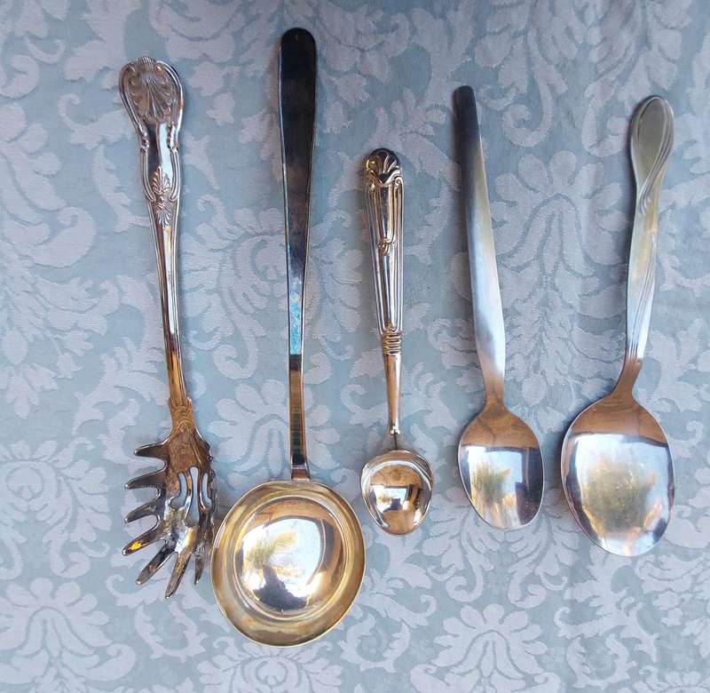 A COLLECTION OF CUTLERY SOLD AS IS