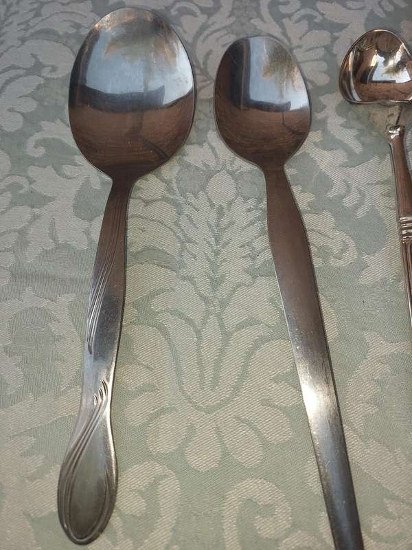 A COLLECTION OF CUTLERY SOLD AS IS