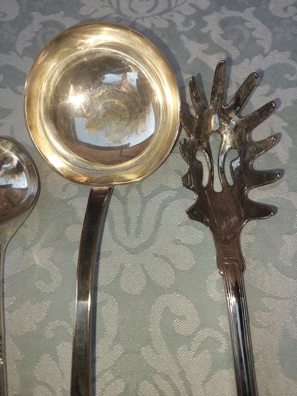 A COLLECTION OF CUTLERY SOLD AS IS