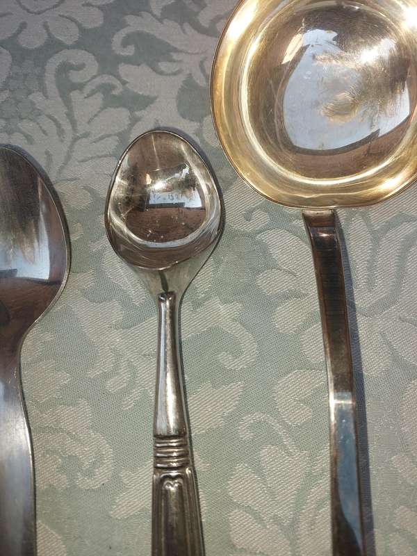 A COLLECTION OF CUTLERY SOLD AS IS